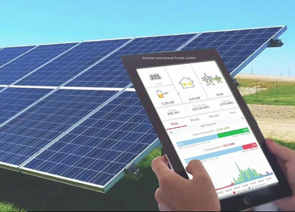 Рука держит планшет с интерфейсом мониторинга — управление и контроль за работой солнечной системы в реальном времени.