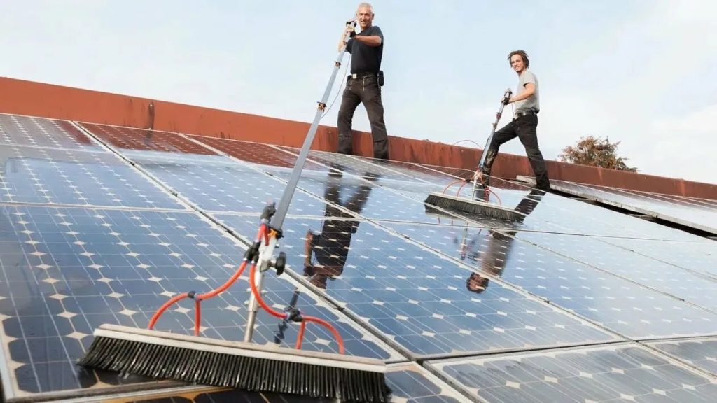 Рабочие устанавливают солнечные панели на крыше — процесс профессионального монтажа "под ключ".